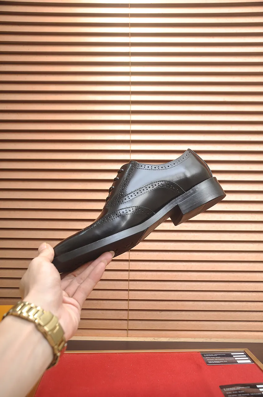 Men's men's shoes 💰500💶 [LV] (original single cowhide lining) 🍀LV's latest genuine leather business suit shoes are launched simultaneously on the official website. The first-layer cowhide imported from Italy is made of heavy gold, 💥official website 1:1 rubber outsole. Versatile to wear, high-end without losing class, and the color combination is extraordinary. This four-season style is alluring when worn on your feet, showing off your big-name flair. Standard code 38-45 (45 customized)